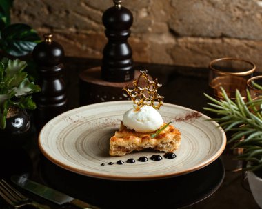 Dondurma ve karamel kaplı turta.