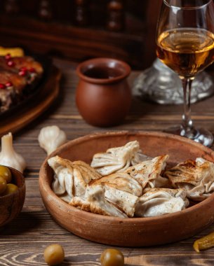 Baharatlı kızarmış khinkali. Yakın çekim. 