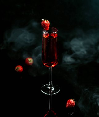 Masada çilekli kırmızı sangria.