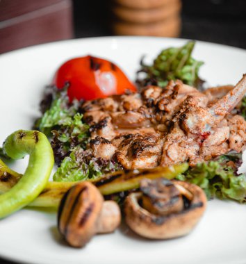 Tabakta sebzeli kızarmış et.