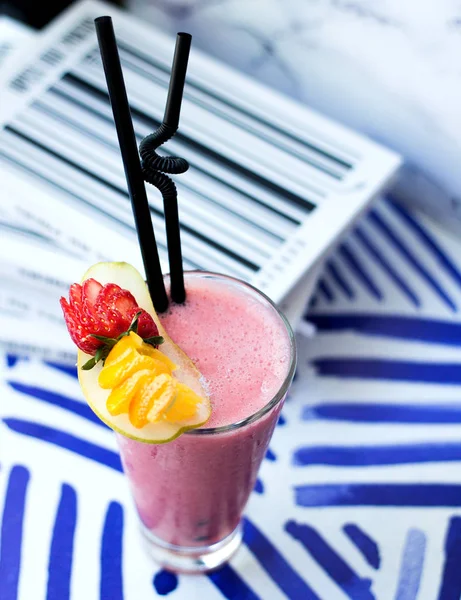 Batido Morango Com Frutas Fatiadas Cima — Fotografia de Stock