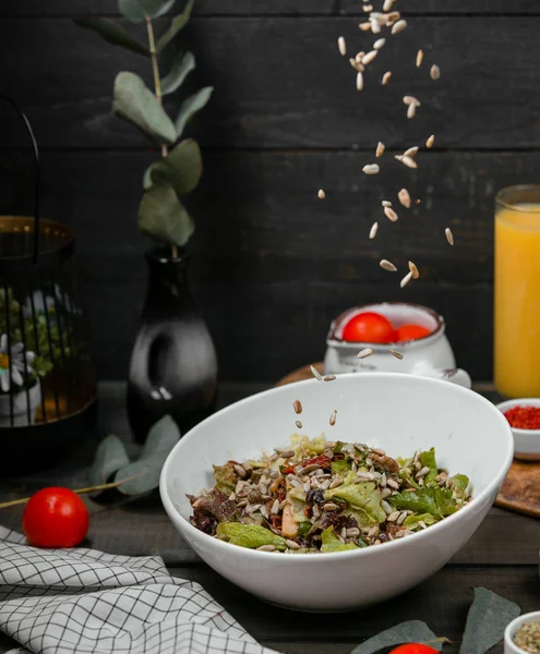 Salada de carne e ervas cobertas com sementes de girassol — Fotografia de Stock