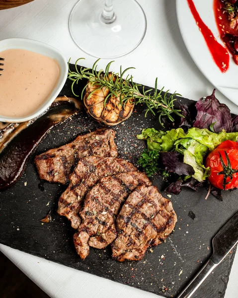 Rebanadas de carne asada y verduras — Foto de Stock