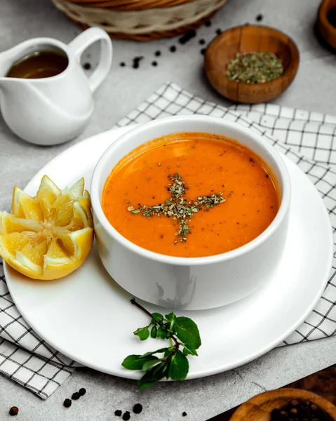 Lentil soup with lemon and dried herbs — Stock Photo, Image