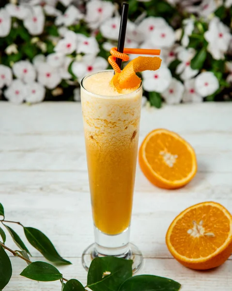 オレンジジュースとミント入りのグラススムージー — ストック写真