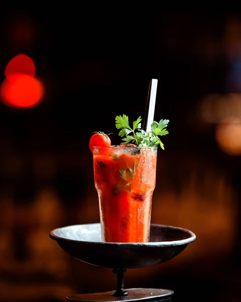 Aardbeien koude cocktail met ijs en pijp — Stockfoto