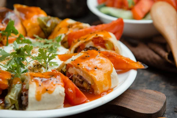 Beyti kebabı domates sosuna sarılmış ızgara biberle, kapat.