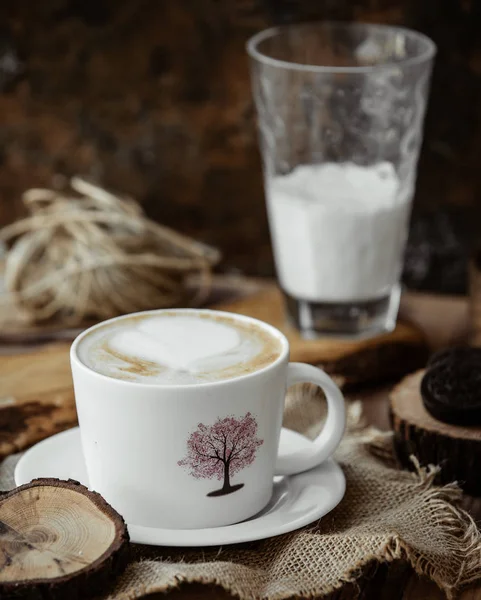 Капучино і склянка молока на столі — стокове фото