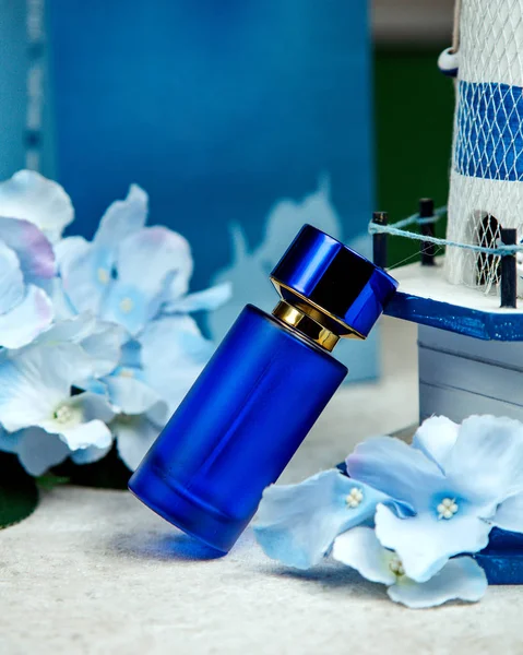 Mavi Kurdeleli Bir Şişe Parfüm — Stok fotoğraf