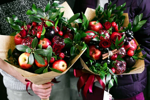 Gyümölcscsokor különböző gyümölcsökkel és virágokkal — Stock Fotó