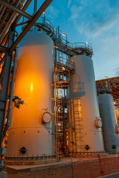 Columna y torres de procesamiento de petróleo y gas — Foto de Stock