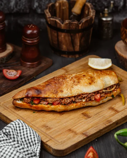 Ayam kebab doner dengan bawang, tomat di piring kayu — Stok Foto