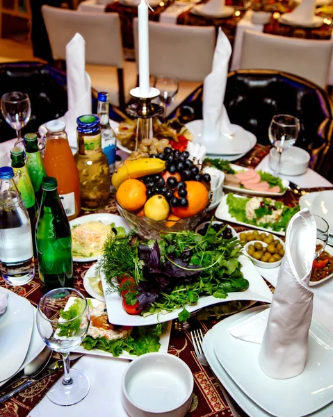 Stół Restauracji Różnymi Posiłkami — Zdjęcie stockowe