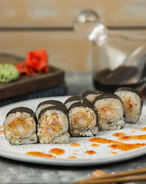Nori sushi gulung dengan udang yang dihias dengan saus cabai manis — Stok Foto