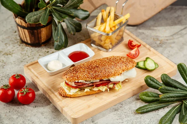 Sosis sandwich dengan selada tomat keju dan acar mentimun — Stok Foto