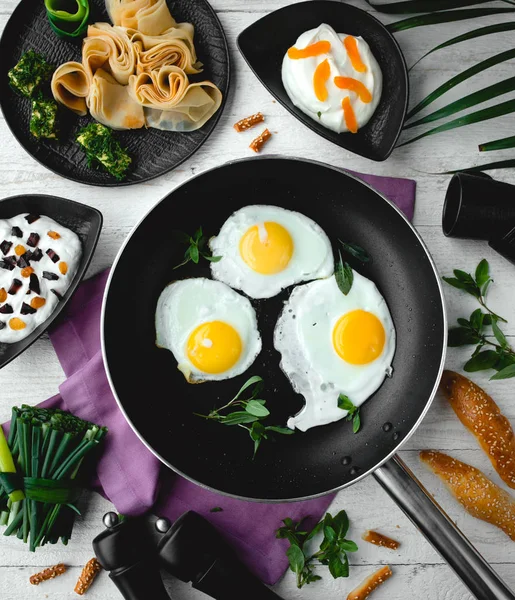 Gebakken eieren ogen op de pan — Stockfoto