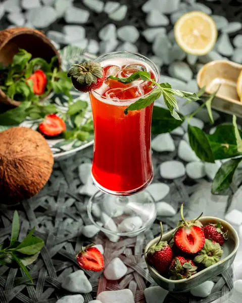 Cocktail de morango decorado com morango e hortelã — Fotografia de Stock