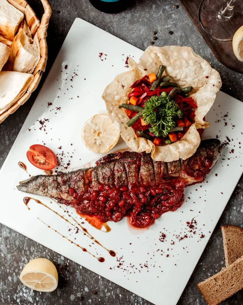 Frischer gebratener Fisch unter Granatapfelsoße — Stockfoto