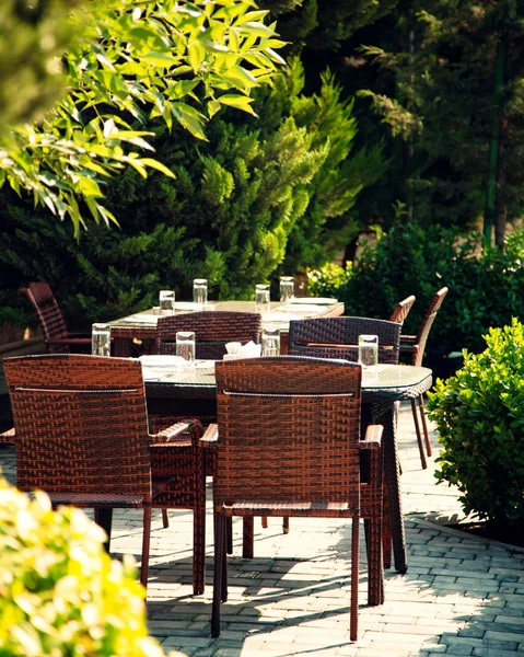 Mesas y sillas en el jardín — Foto de Stock