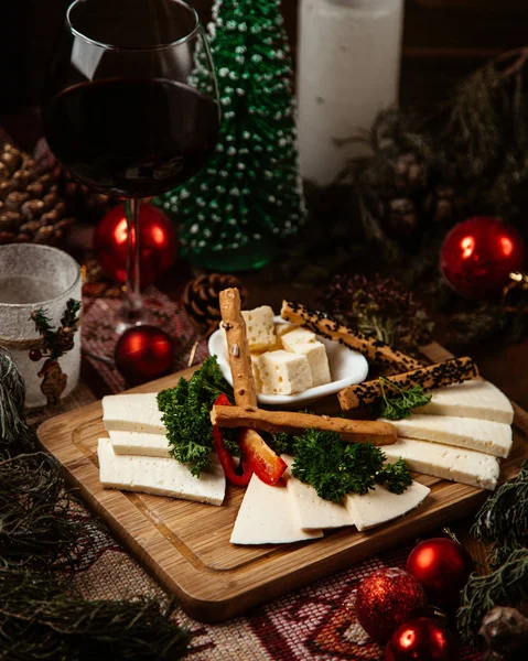 Assiette de fromage avec divers fromages et craquelins — Photo