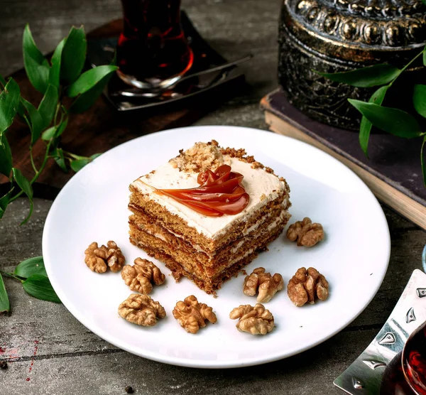 Десерт с карамельным кремом и грецкими орехами — стоковое фото