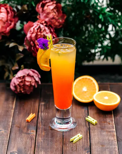 Bebida laranja fria com uma fatia de laranja — Fotografia de Stock