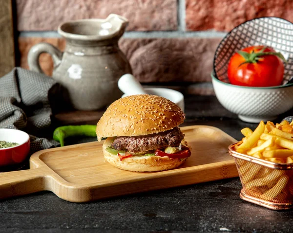 Hambúrguer de carne com pimentão de pepino em conserva e alface — Fotografia de Stock