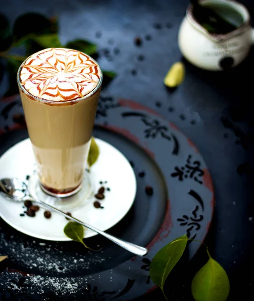 Boisson au café avec lait et sirop de caramel — Photo