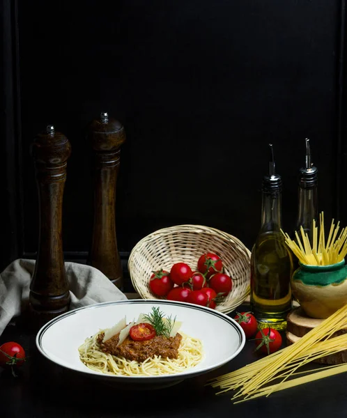 Espaguetis con salsa de carne tomate cherry y parmesano —  Fotos de Stock