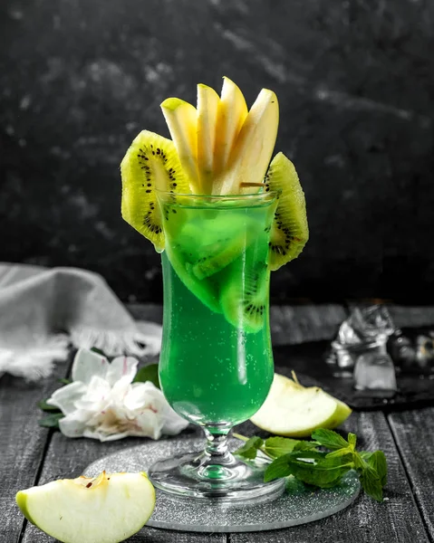 Apple Kiwi Lemonade Table — Stock Photo, Image
