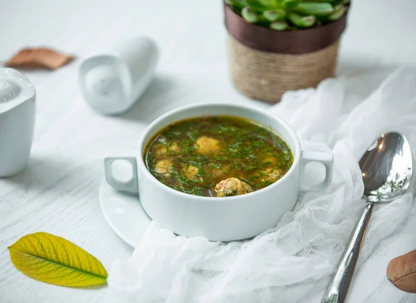 Grüne Suppe mit Fleischbällchen — Stockfoto