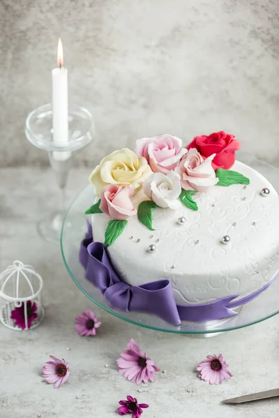 Cake decorated with cream roses _ — ストック写真