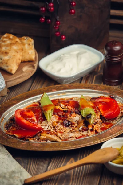 Bandeja de barbacoa a la parrilla trozos de pollo con salsa de tomate en la parte superior — Foto de Stock