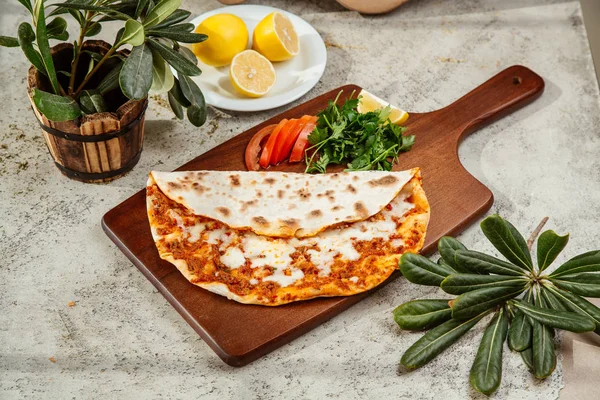 Pizza turca lahmajun con queso servido con perejil y limón —  Fotos de Stock