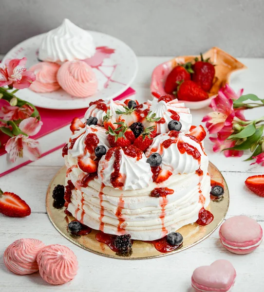 Pastel de merengue de crema y fresa espolvoreado con jarabe de fresa —  Fotos de Stock