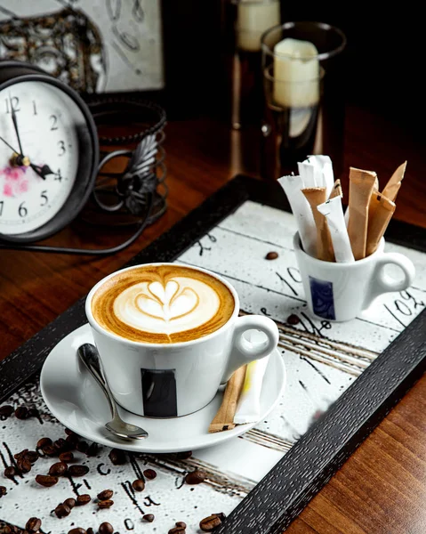 Cappuccino Mit Blumenbild Auf Dem Tisch — Stockfoto