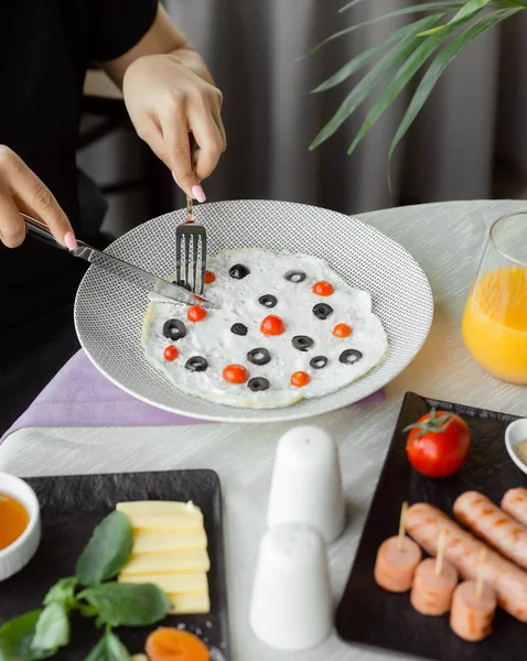 Omelette mit Tomaten und Oliven — Stockfoto