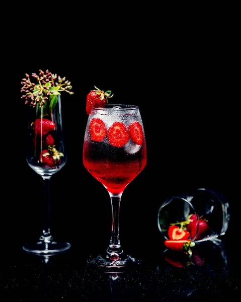 Cocktail en verre avec tranches de fraise — Photo