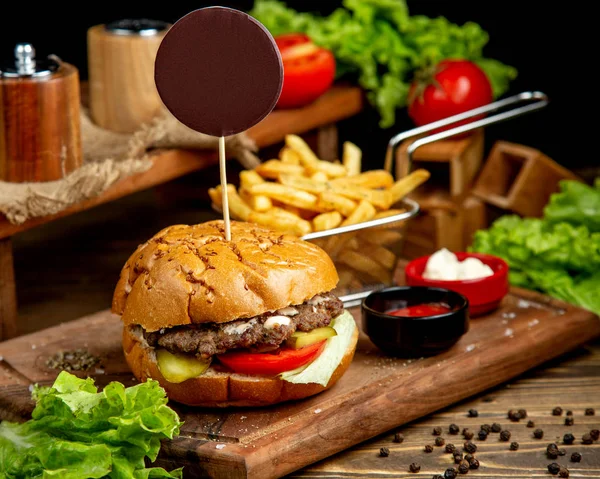 Klasyczny burger z frytkami — Zdjęcie stockowe