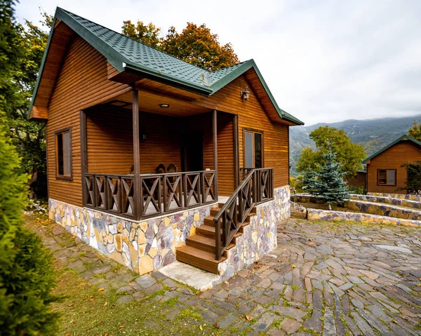 Uma casa de madeira na floresta _ — Fotografia de Stock