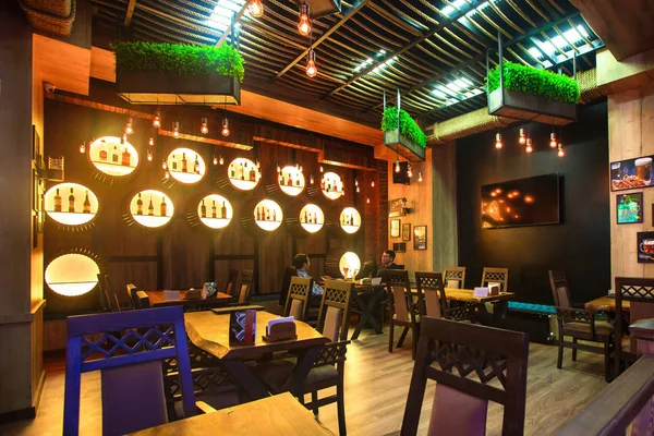 Зал ресторана с различными напитками на стене — стоковое фото