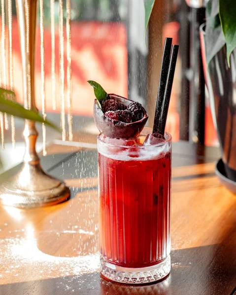 Un verre de cocktail aux framboises garni d'un bol de chocolat aux framboises — Photo