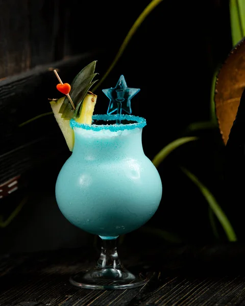 Cocktail de cor azul com fatia de abacaxi — Fotografia de Stock