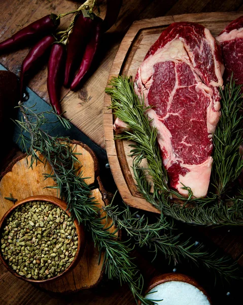 Filete de costilla fresca en la mesa —  Fotos de Stock