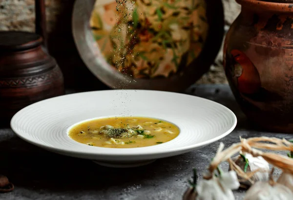 Сушеные листья мяты посыпались в суп из клецки душбары — стоковое фото