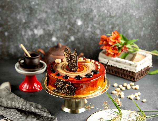 キャラメルケーキチョコレートとナッツの飾り — ストック写真