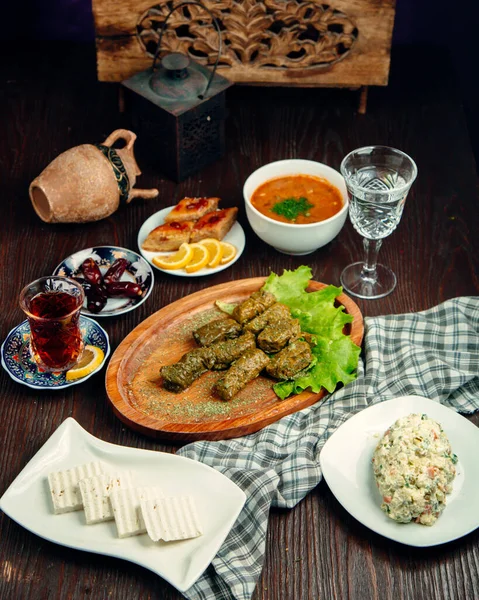 Dolma de hojas de uva ensalada de queso y té con dulces — Foto de Stock