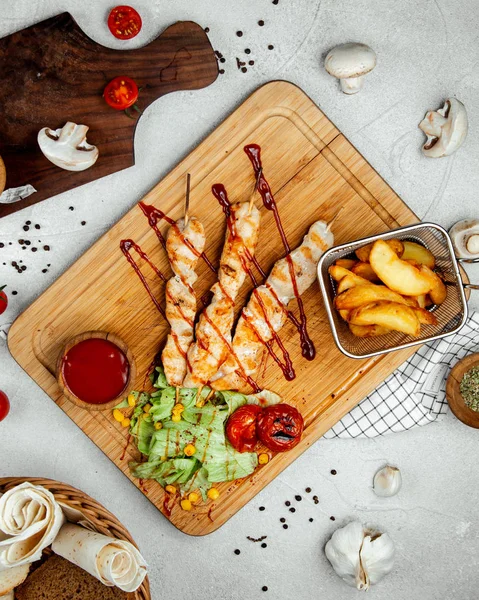 Poulet frit au bâton avec pommes de terre — Photo