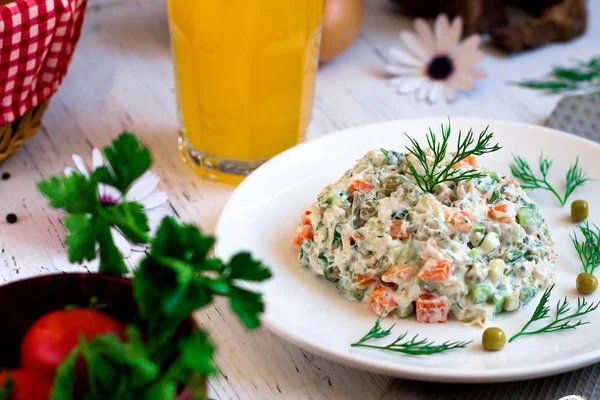 Otlu Rus salatası ve portakal suyu. — Stok fotoğraf