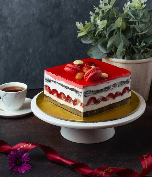 Bolo doce na mesa — Fotografia de Stock